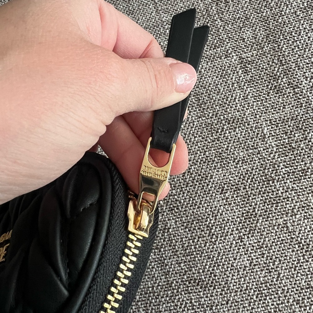 🗽Versace Jeans Couture Structured Heart Pouch - Picture 2 of 4